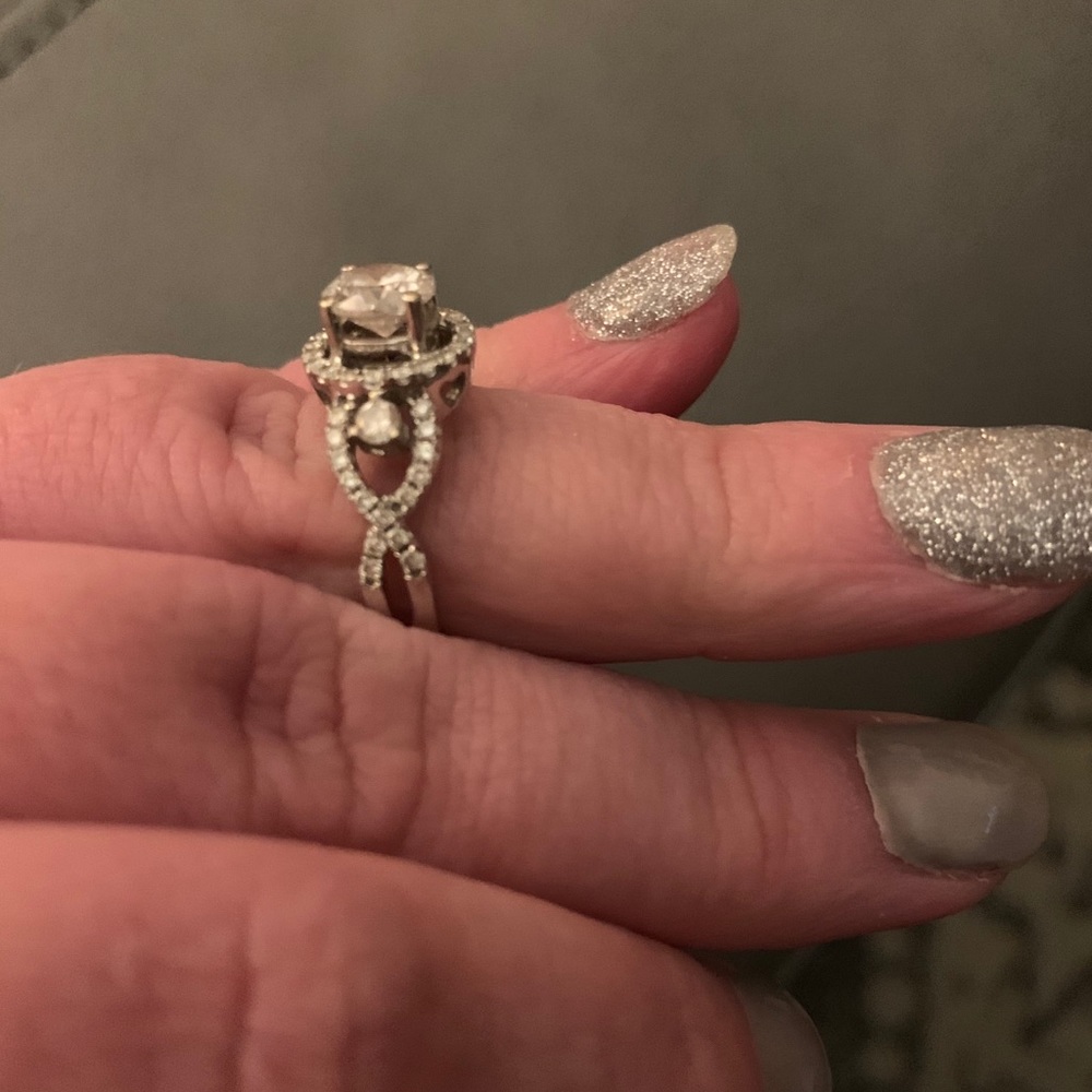 18K WHITE GOLD ENGAGEMENT RING